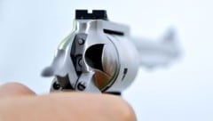 Zunächst stand der „Kunde“ zum Bezahlen an der Kasse, dann zückte er einen Revolver ...