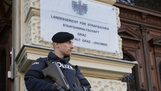 Bewaffnete Polizeieinheiten bewachen das Grazer Straflandesgericht. (Bild: APA/ERWIN SCHERIAU)