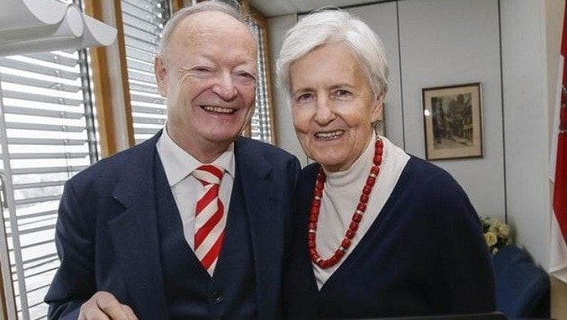 Andreas Khol mit rot-weiß-roter Krawatte und Ehefrau Heidi (Bild: Markus Tschepp)