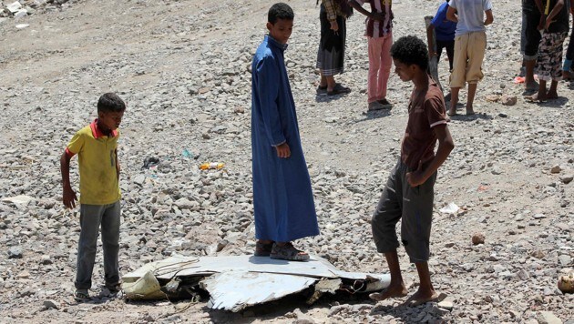 Ein Trümmerteil des abgestürzten Jets (Bild: APA/AFP/Saleh Al-Obeidi)
