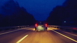 Der ÖAMTC rät zu Vorsicht bei Fahrten rund um Silvester. Zu dieser Zeit ereignen sich erfahrungsgemäß mehr Unfälle (Symbolbild). (Bild: thinkstockphotos.de)