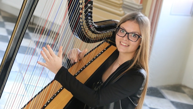 Victoria Jochum an der Harfe. (Bild: Evelyn Hronek)