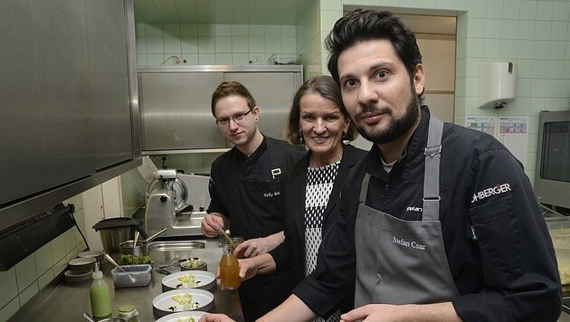 Stefan Csar mit seiner Chefin Gerda Wiesler in der Küche (Bild: Pressefoto Franz Weber)