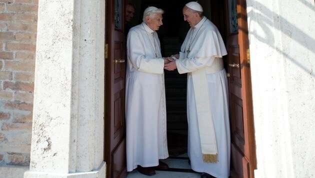 Franziskus (re.) mit seinem Vorgänger Benedikt XVI. (Bild: EPA)