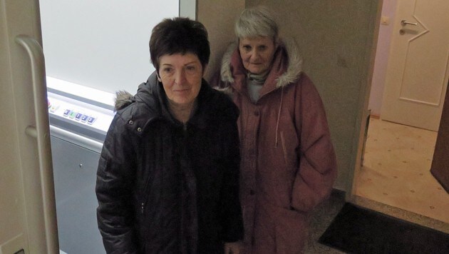 Gisela Bala (li.) mit Margot Wurzer - die einzige Nachbarin, die daheim war, ließ die Helfer herein. (Bild: Markus Schütz)