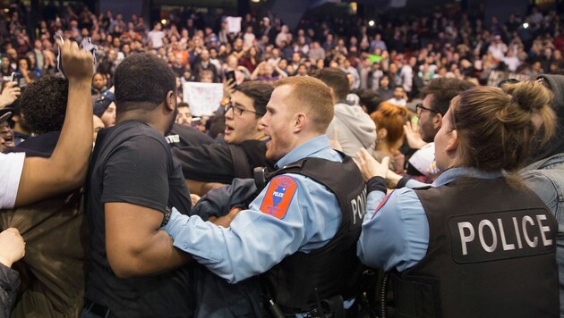 Die Polizei muss Trump-Anhänger und -Gegner trennen. (Bild: APA/AFP/Getty Images/Scott Olson)