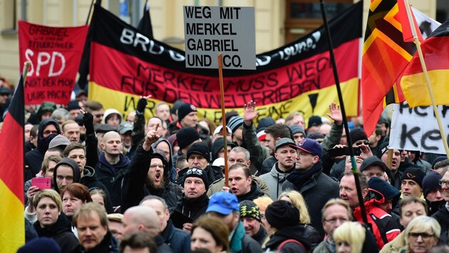 Wut auf Kanzlerin Merkel war auf vielen Transparenten und Bannern zu sehen. (Bild: APA/AFP/JOHN MACDOUGALL)