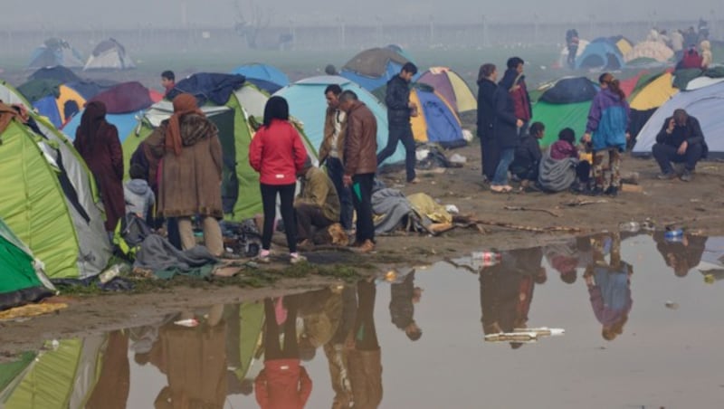 Die Lage in Idomeni bleibt weiter angespannt. (Bild: AP)