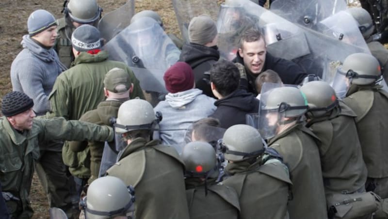 Proben für den Ernstfall: 200 Mann versuchten, einen simulierten Migranten-Durchbruch zu verhindern. (Bild: APA/GERT EGGENBERGER)