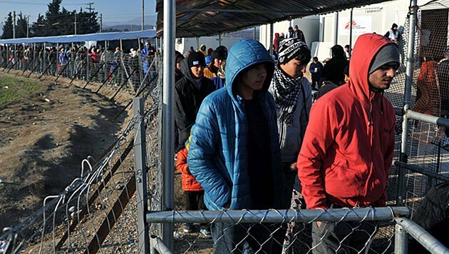 Flüchtlinge an der griechisch-mazedonischen Grenze (Bild: APA/AFP/SAKIS MITROLIDIS)