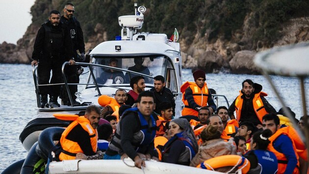 Ein Boot der griechischen Küstenwache mit Flüchtlingen (Bild: APA/AFP/Dimitar Dilkoff)