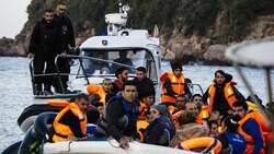 Ein Boot der griechischen Küstenwache mit Flüchtlingen (Archivbild) (Bild: APA/AFP/Dimitar Dilkoff)
