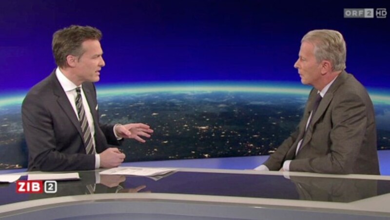 Moderator Tarek Leitner (li.) beim Interview mit Reinhold Mitterlehner (Bild: tvthek.orf.at)