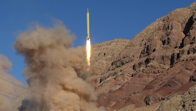 Eine "Qadr"-Rakete, abgefeuert im Elburs-Gebirge im Norden des Landes (Bild: APA/AFP/Tasnim News/Mahmmod Housseini)