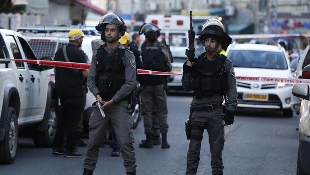 Israelische Sicherheitskräfte nach einem Anschlag in Ostjerusalem (Bild: APA/AFP/AHMAD GHARABLI)