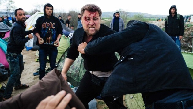 Migranten prügeln in Idomeni aufeinander ein. (Bild: APA/AFP/DIMITAR DILKOFF)