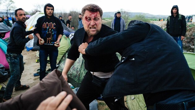 Migranten prügeln in Idomeni aufeinander ein. (Bild: APA/AFP/DIMITAR DILKOFF)