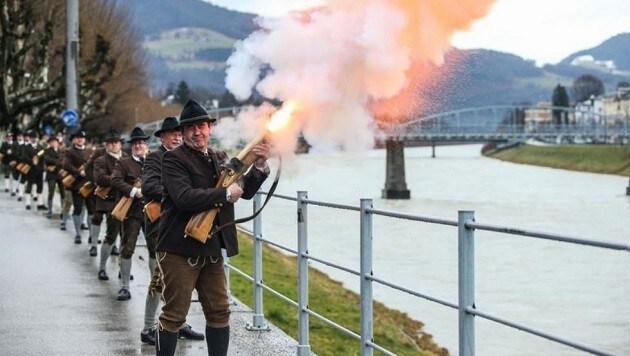 Spektakuläres Bild der Prangerstutzenschützen unlängst bei der Anton Wallner-Gedenkfeier in Salzburg (Bild: Franz Neumayr)
