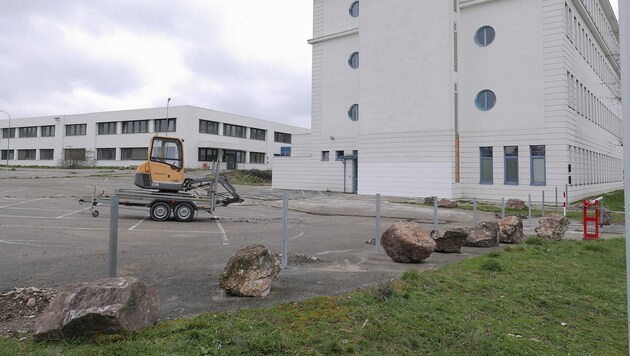 Ein rund ein Meter hoher Stahlzaun wird rund um die Grünflächen beim Asylquartier aufgestellt. (Bild: Gerhard Bartel)