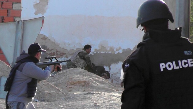 Zehn Sicherheitskräfte kamen bei den Gefechten in der Grenzstadt Ben Gardane ums Leben. (Bild: AFP)