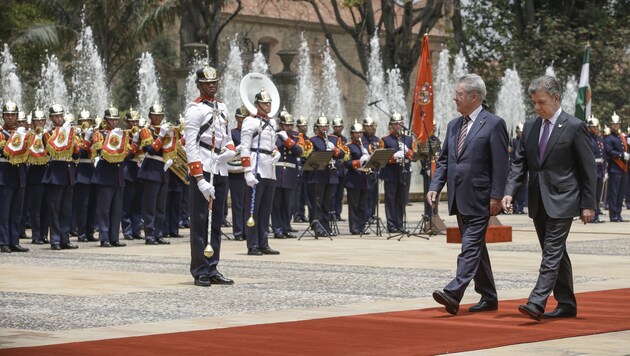 Heinz Fischer und der kolumbianische Präsident Juan Manuel Santos (Bild: APA/BUNDESHEER/PETER LECHNER)