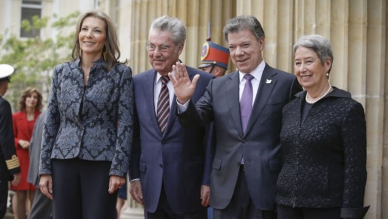 Heinz Fischer und Juan Manuel Santos samt Ehefrauen (Bild: APA/BUNDESHEER/PETER LECHNER)