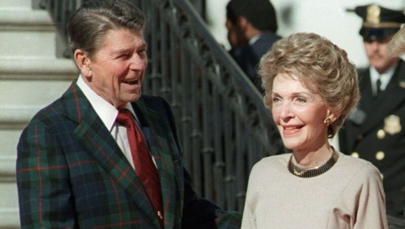 Ronald und Nancy Reagan im Jahr 1985 (Bild: APA/AFP/DON RYPKA)