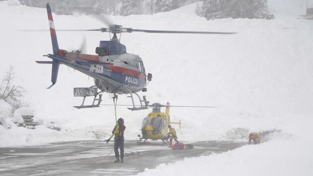 Einsatzkräfte mit Hubschraubern am Birgitzköpfl bei Axams in Tirol (Bild: APA/WWW.ZEITUNGSFOTO.AT)
