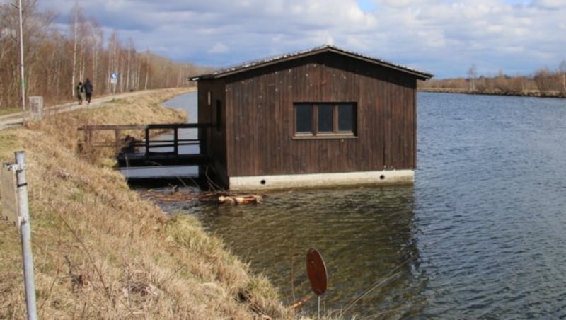 Nahe diesem Bootshaus in der Traun fand der Spaziergänger den explosiven Behälter. (Bild: laumat.at/Matthias Lauber)