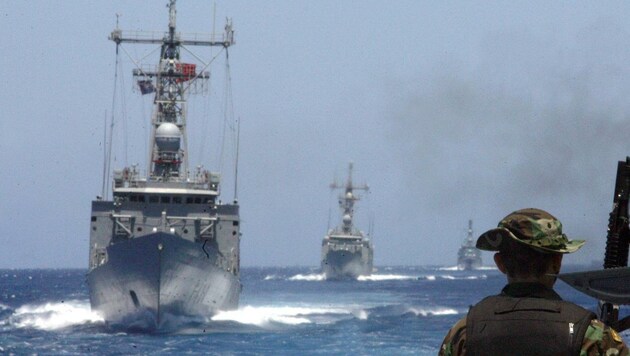 NATO-Schiffe in der Ägäis (Bild: ARIS MESSINIS / AFP / picturedesk.com)