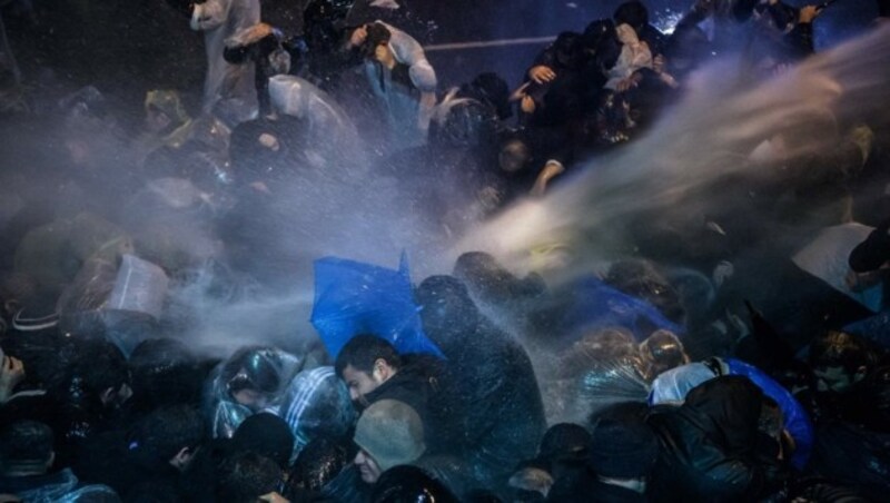 Auch Wasserwerfer wurden von der Polizei eingesetzt. (Bild: APA/AFP/OZAN KOSE)