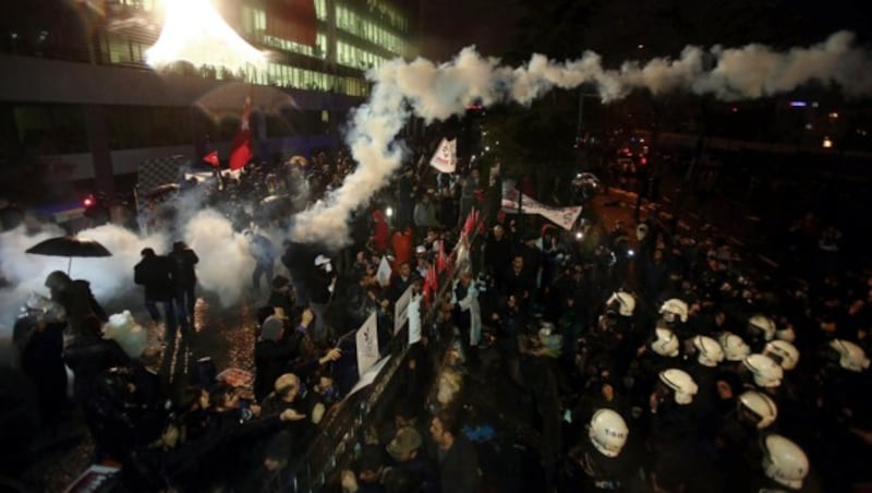 Die türkische Polizei setzte Tränengas gegen die Demonstranten ein. (Bild: AP)