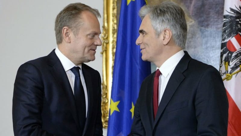 EU-Ratspräsident Donald Tusk und Kanzler Werner Faymann wollen wieder "zurück zu Schengen". (Bild: APA/AFP/HANS KLAUS TECHT)