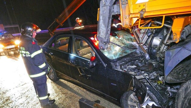 Die Frontscheibe des Mercedes wurde bei dem Horror-Unfall durchbohrt. (Bild: Einsatzdoku.at)