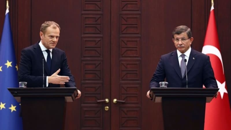 Tusk mit Davutoglu in Ankara (Bild: AFP)