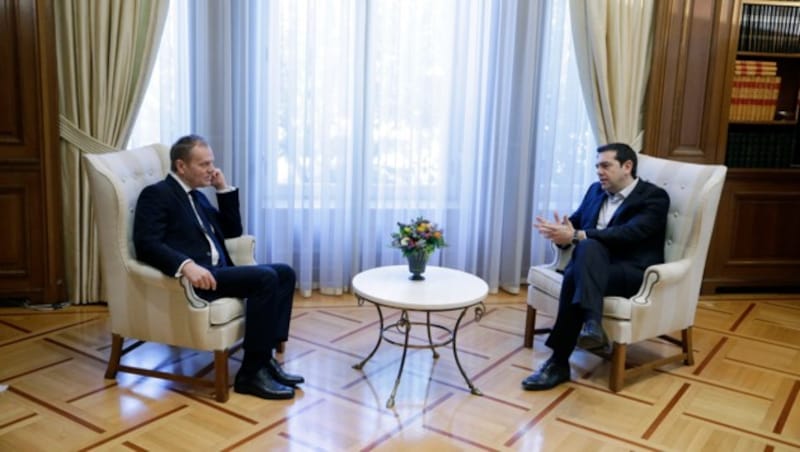 Tusk mit Tsipras in Athen (Bild: AP)