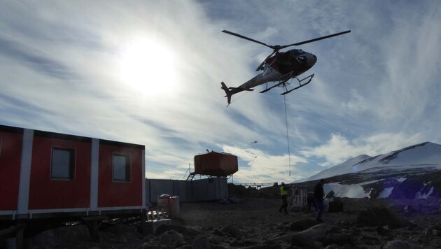 Per Helikopter wurde das Material zur Station gebracht (Bild: Büro Steinbacher)