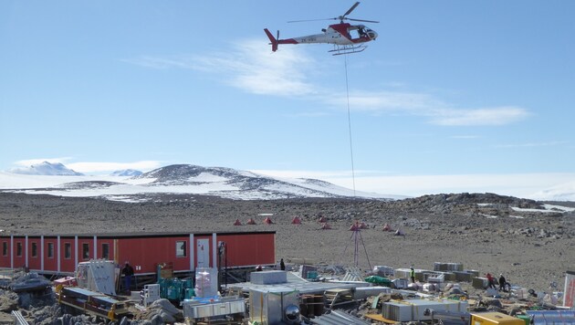 Per Helikopter wurde das Material zur Station gebracht. (Bild: Büro Steinbacher)