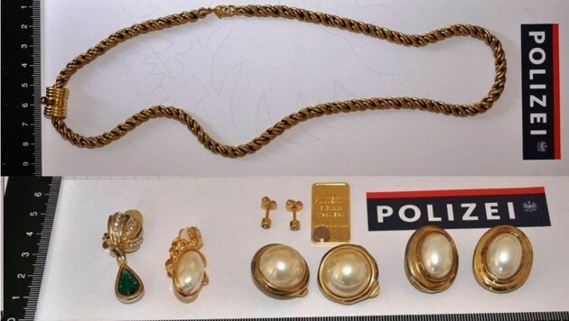 Wer kennt den Besitzer dieser Goldkette, der Ohrringe und des Goldplättchens? (Bild: LPD Kärnten)