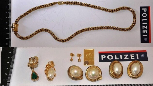 Wer kennt den Besitzer dieser Goldkette, der Ohrringe und des Goldplättchens? (Bild: LPD Kärnten)