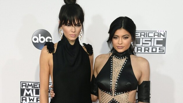 Kendall und Kylie Jenner (Bild: APA/EPA/MIKE NELSON)