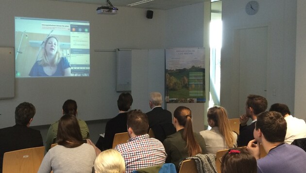 Theresa Kamleithner legt ihre Prüfung per Videokonferenzschaltung ab (Bild: FH Burgenland)