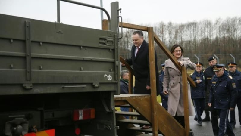 Mikl-Leitner und Verteidigungsminister Hans Peter Doskozil in Spielfeld (Bild: APA/ERWIN SCHERIAU)