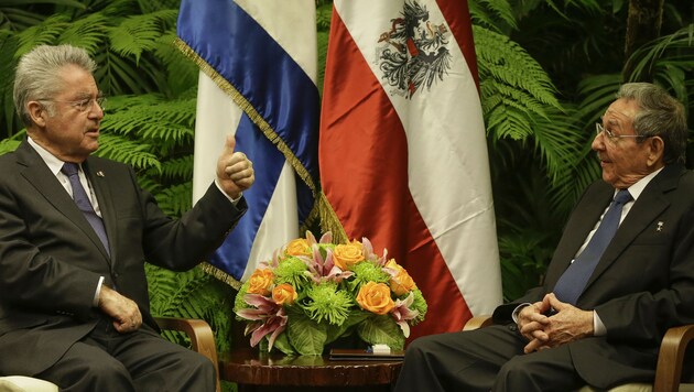 Der Präsident von Kuba, Raul Castro, und Bundespräsident Heinz Fischer (Bild: APA/BUNDESHEER/PETER LECHNER)