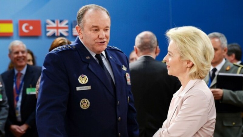 General Philip Breedlove mit der deutschen Verteidigungsministerin Ursula von der Leyen (Bild: APA/AFP/THIERRY CHARLIER)