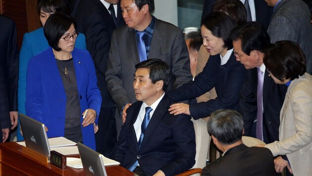 Das Ende des Redemarathons in Südkoreas Parlament (Bild: APA/AFP/YONHAP)
