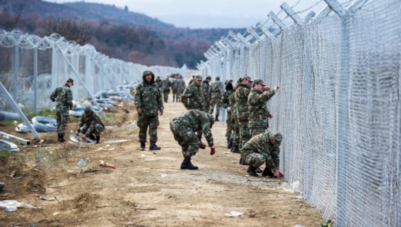 Grenzzaun an der griechisch-mazedonischen Grenze (Bild: APA/AFP/ROBERT ATANASOVSKI)