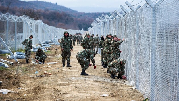 Grenzzaun an der griechisch-mazedonischen Grenze (Bild: APA/AFP/ROBERT ATANASOVSKI)
