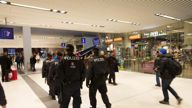 Die Polizei patrouilliert verstärkt am Bahnhof und war schnell vor Ort zum Eingreifen (Bild: Neumayr)
