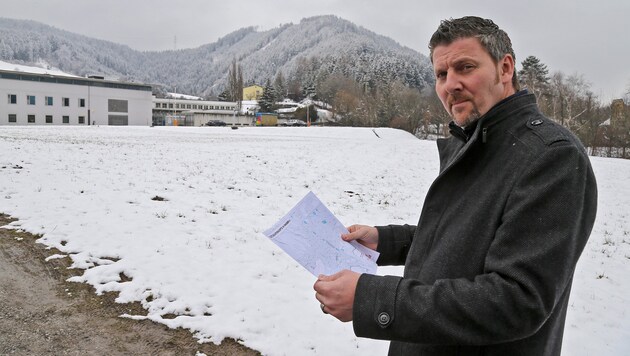 IG-Sprecher Thomas Mayer vor dem Grundstück, auf dem bald das Asylquartier errichtet werden soll. (Bild: Christof Birbaumer)